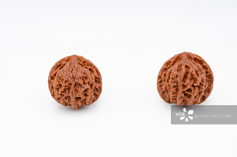 中国文玩拍摄主题，一对盘红的麦穗虎头苹果园白狮子狮子头文玩核桃铁核桃麻核桃，室内无人影棚拍摄图像摄影图片素材