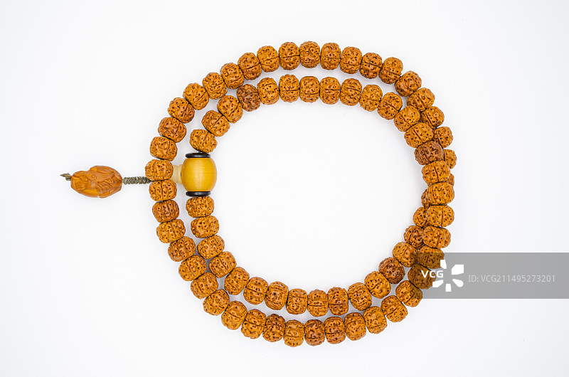 中国文玩拍摄主题，黄色褐色尼泊尔印度尼西亚大金刚小金刚文玩脖挂手持手串，室内无人影棚拍摄图像摄影图片素材
