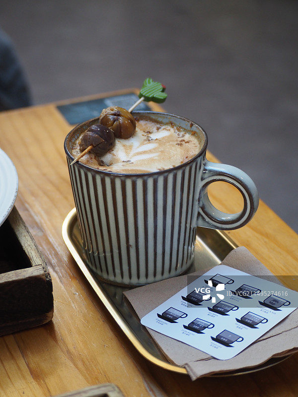 咖啡厅里的饮料咖啡奶茶抹茶卡布奇诺咖啡杯吸管图片素材
