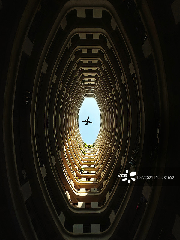 飞机在晴空中飞行的低角度视图图片素材