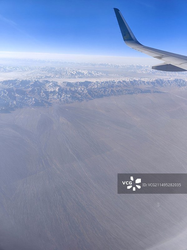 飞机上的沙漠地区航拍图片素材