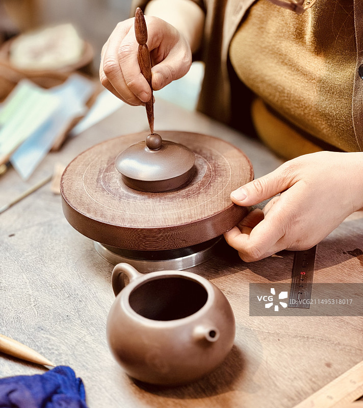 传统手工艺紫砂壶制作图片素材