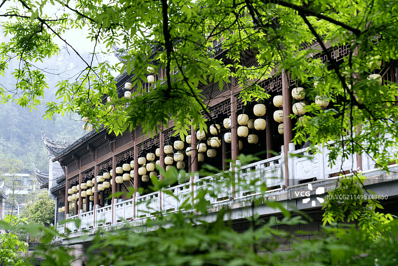 凤凰古城虹桥上挂满了传统灯笼图片素材