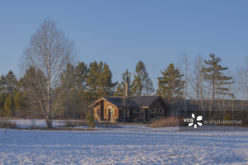 漠河雪地森林里的建筑木屋图片素材