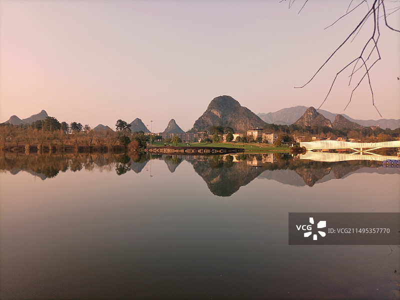 夕阳下的湖光山色图片素材