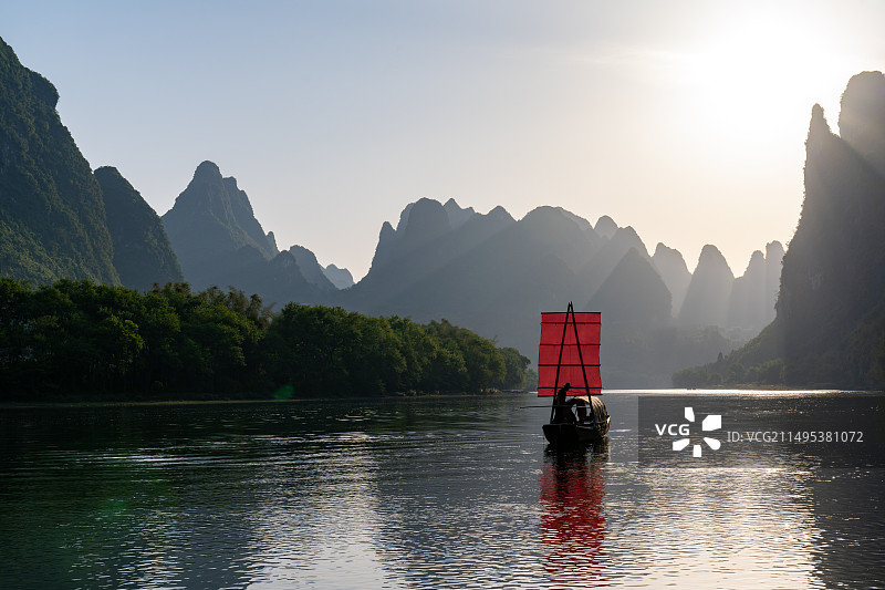 轻舟已过万重山图片素材