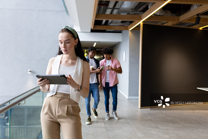 现代办公室里使用平板电脑的白人女性图片素材