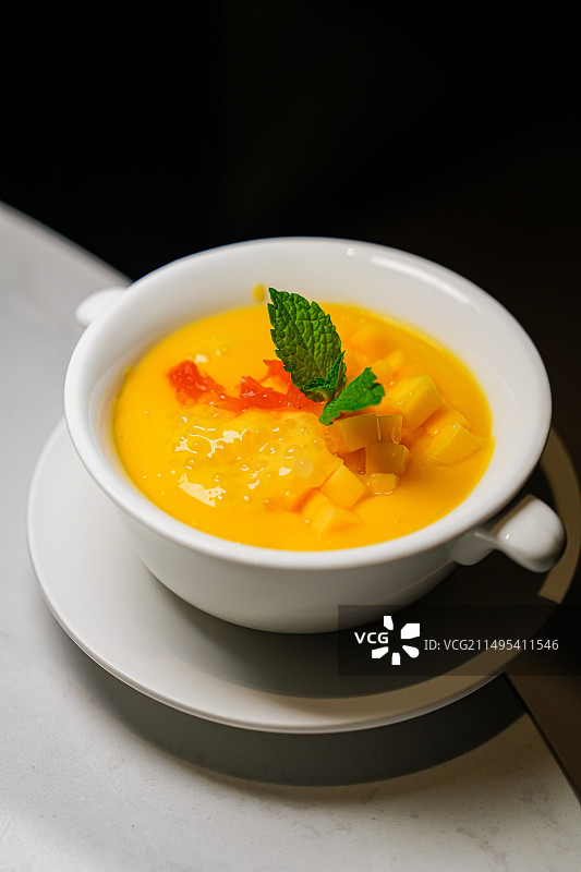 桌上碗里杨枝甘露的高角度视图图片素材