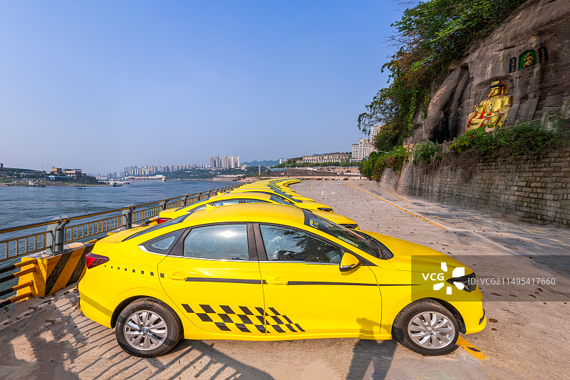 重庆李家沱码头黄色出租车图片素材