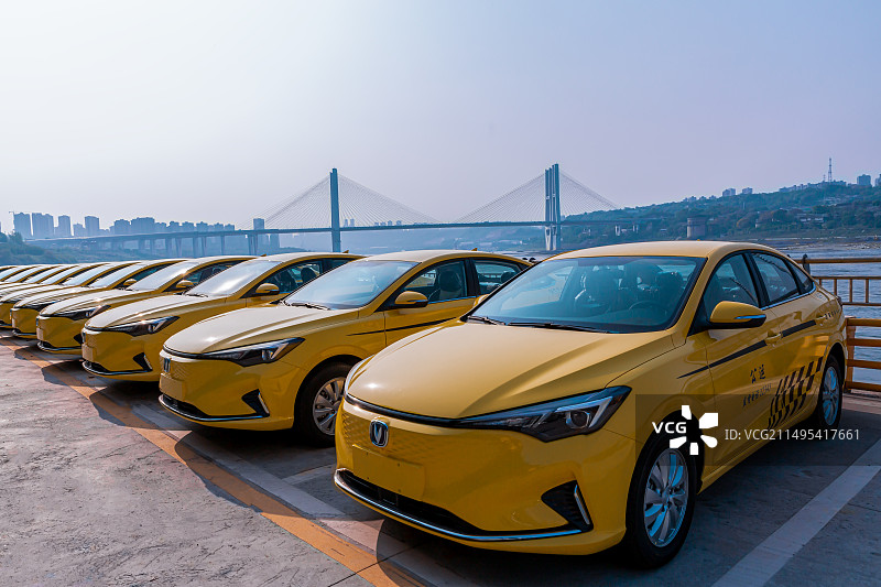 重庆李家沱码头黄色出租车图片素材