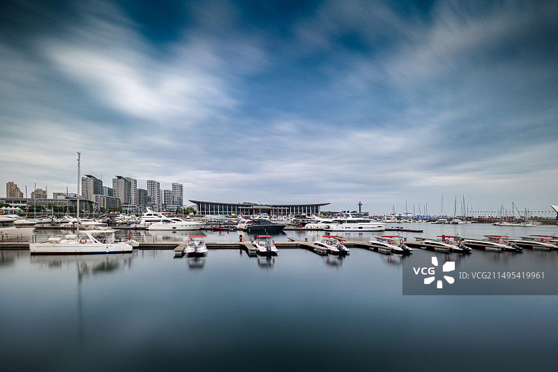 山东省青岛市奥帆中心码头停靠船舶游艇图片素材