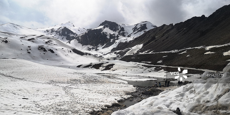 新疆独库公路的冰雪山麓图片素材