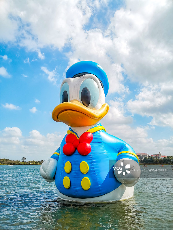 上海迪士尼乐园迪士尼小镇湖面上的唐老鸭图片素材