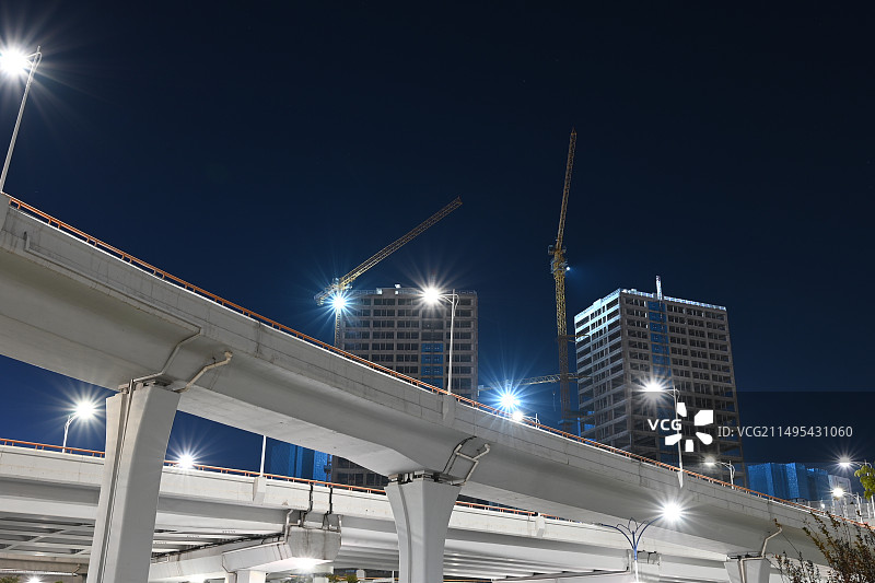 夜间夜空照明桥梁的低角度视图图片素材
