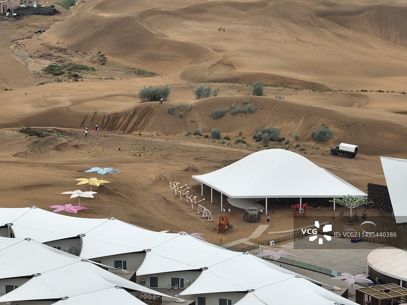 航拍内蒙古响沙湾旅游区莲花酒店风光图片素材