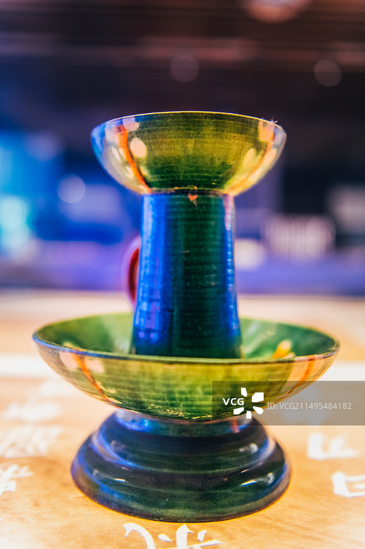 桌上磁绿釉双层烛台特写镜头图片素材