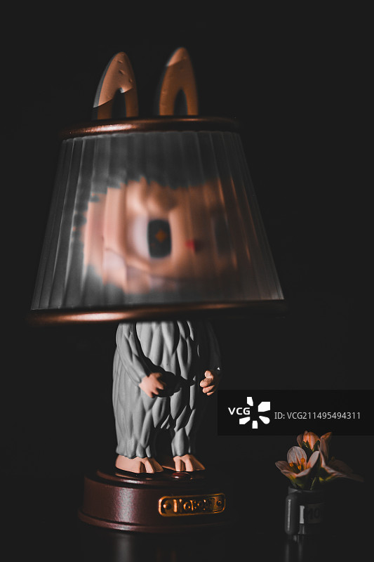 暗中观察图片素材