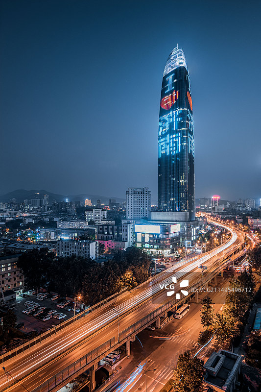 傍晚夜晚晚霞天气，济南绿地中心高楼在高架桥旁边车轨环绕，山东省济南市中心城市风光夜景绿地夜景图片素材