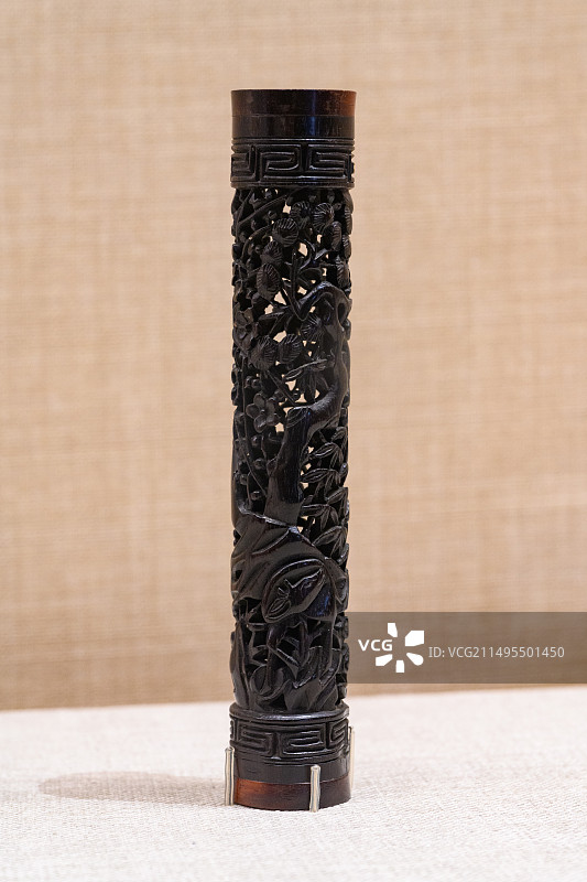 “京西小故宫”万寿寺，北京艺术博物馆，清代紫檀缕雕“爵禄封侯”香筒图片素材