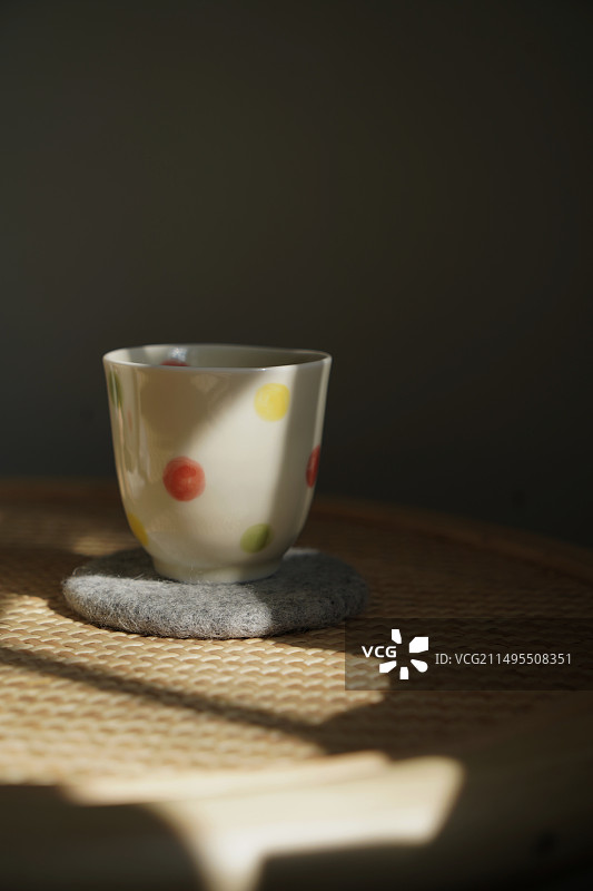 日式杯子碗餐具光影图片素材