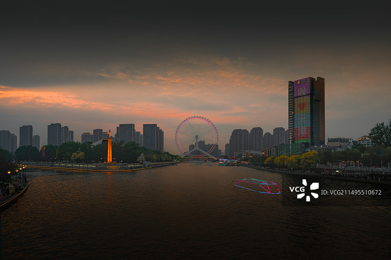 傍晚下的天津之眼图片素材