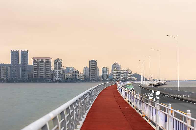 珠海跨海高架桥延伸的城市天际线图片素材