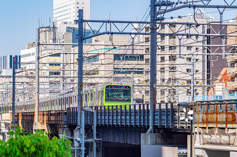 日本东京秋叶原站行驶中的电车图片素材