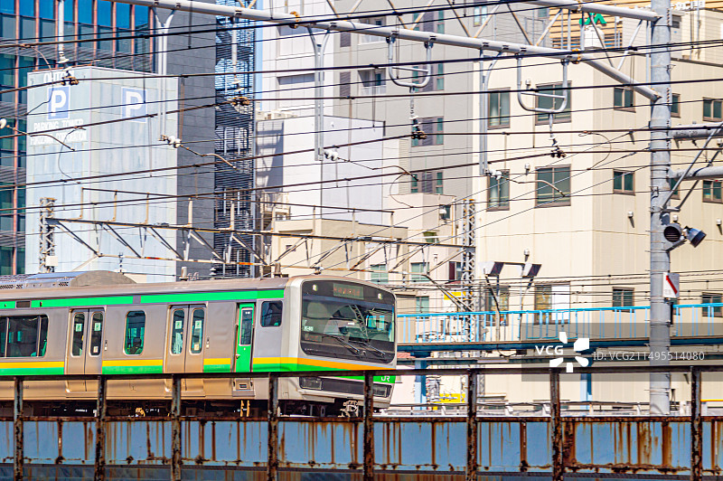 日本东京秋叶原站行驶中的电车图片素材