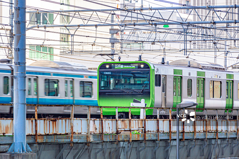 日本东京秋叶原站行驶中的电车图片素材