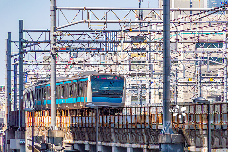 日本东京秋叶原站行驶中的电车图片素材
