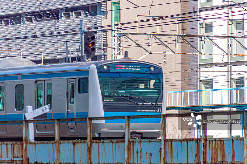 日本东京秋叶原站行驶中的电车图片素材