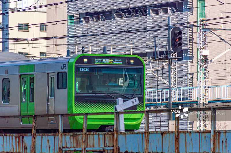 日本东京秋叶原站行驶中的电车图片素材