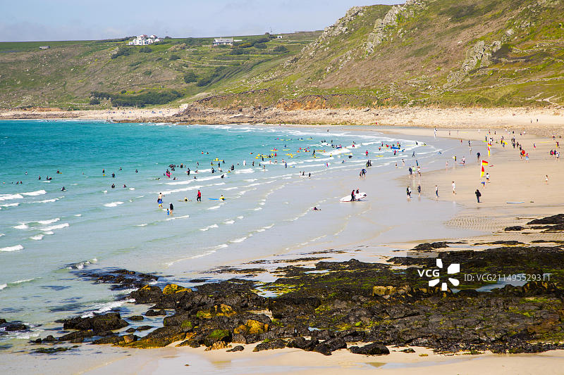 英国康沃尔郡森南湾拥挤沙滩的海岸风光图片素材