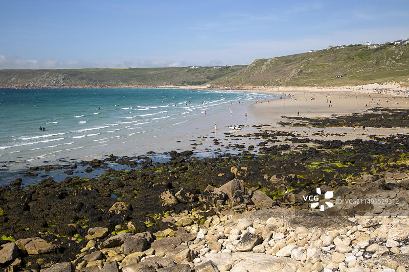 英国康沃尔郡森南湾拥挤沙滩的海岸风光图片素材