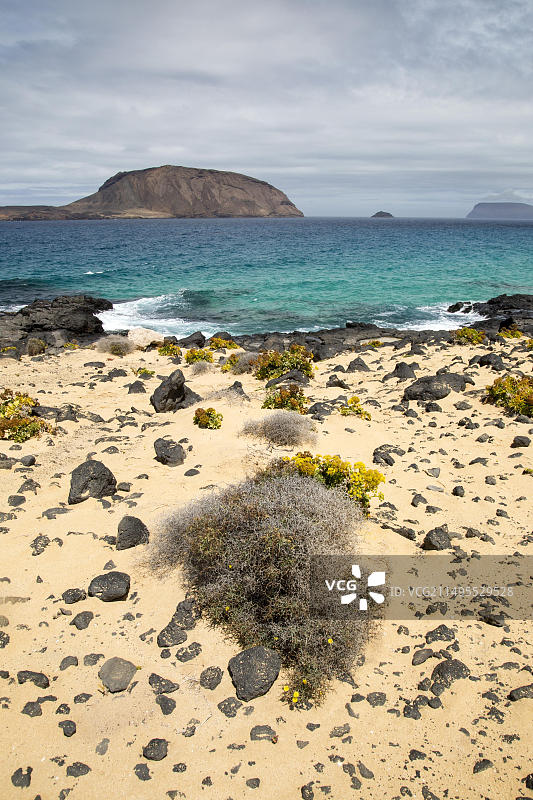 从格拉西奥萨岛眺望的蒙塔纳克拉拉岛自然保护区，西班牙加那利群岛兰萨罗特图片素材