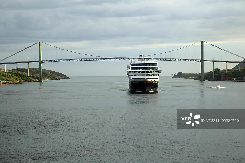 海达路德“特罗尔峡湾”号邮轮抵达挪威勒尔维克港口图片素材