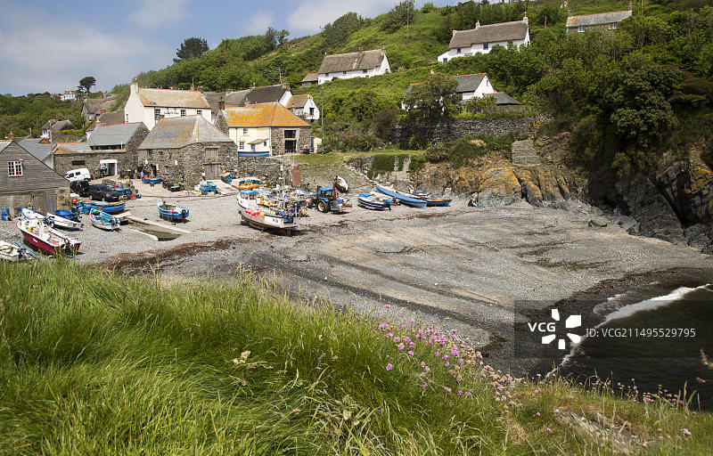英国康沃尔郡蜥蜴半岛卡德格威斯海滩上的渔船图片素材