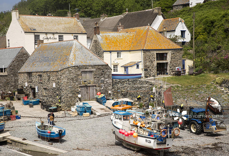 英国康沃尔郡蜥蜴半岛卡德格威斯海滩上的渔船图片素材