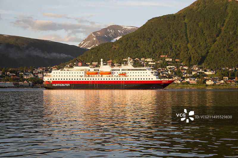 午夜阳光号游轮驶近挪威特罗姆瑟图片素材
