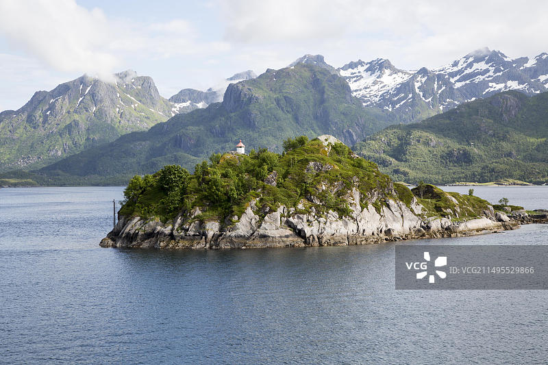挪威北部欣诺亚岛南岸的冰川地貌小岛图片素材