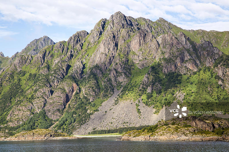 挪威北部诺德兰Raftsundet海峡的陡峭冰川峡湾山谷图片素材