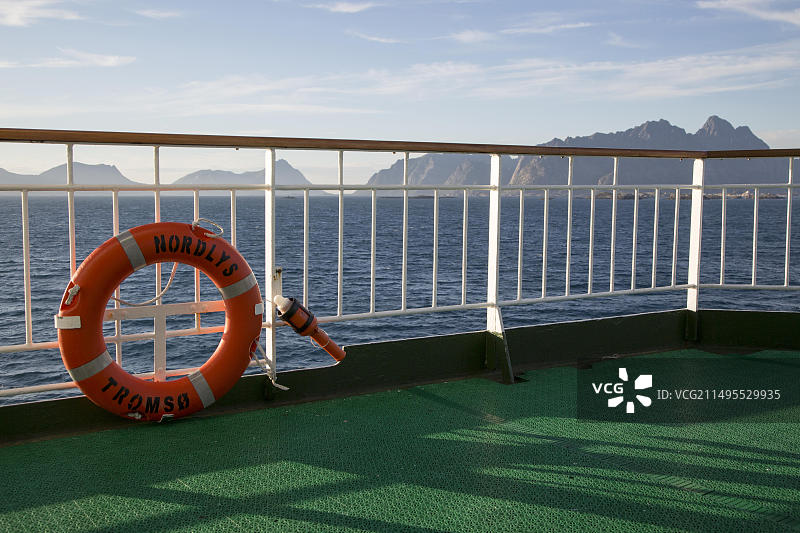 罗弗敦群岛：从“诺德利斯”号游轮上拍摄的救生圈，位于挪威北部诺尔兰郡图片素材