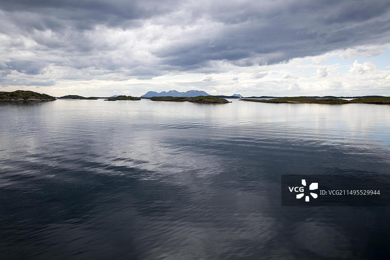 挪威诺德兰海岸附近的岛屿礁岩图片素材