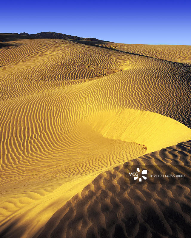 美国死亡谷沙丘的清晨光线图片素材