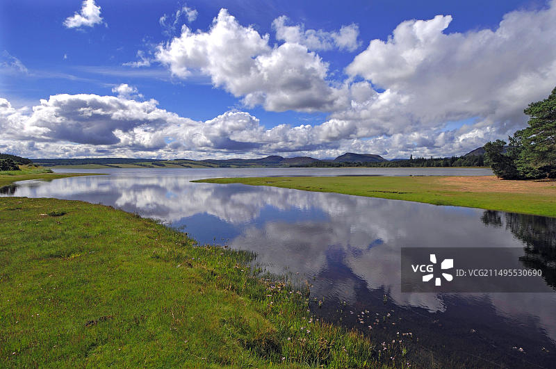 弗利特湖静水中树木和天空的镜面反射，苏格兰东萨瑟兰东北部图片素材