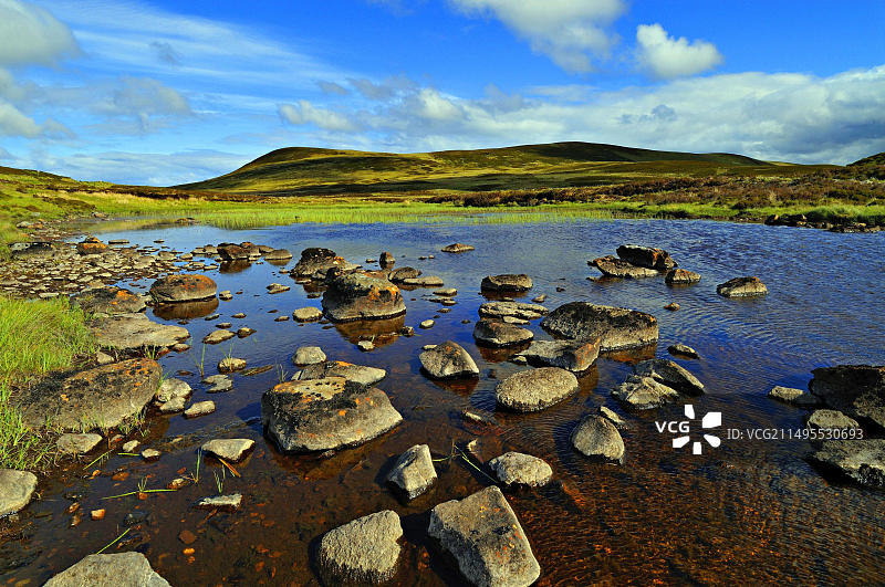 英国苏格兰戈尔斯皮附近法拉利湖的岩石和石头图片素材