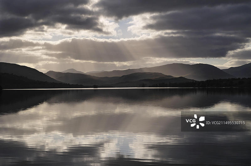 阳光和逆光云笼罩着苏格兰高地Rannoch Moor的图拉湖图片素材