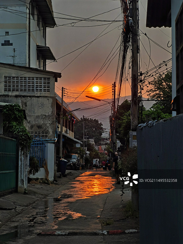 夕阳下的古城小巷——泰国清迈图片素材