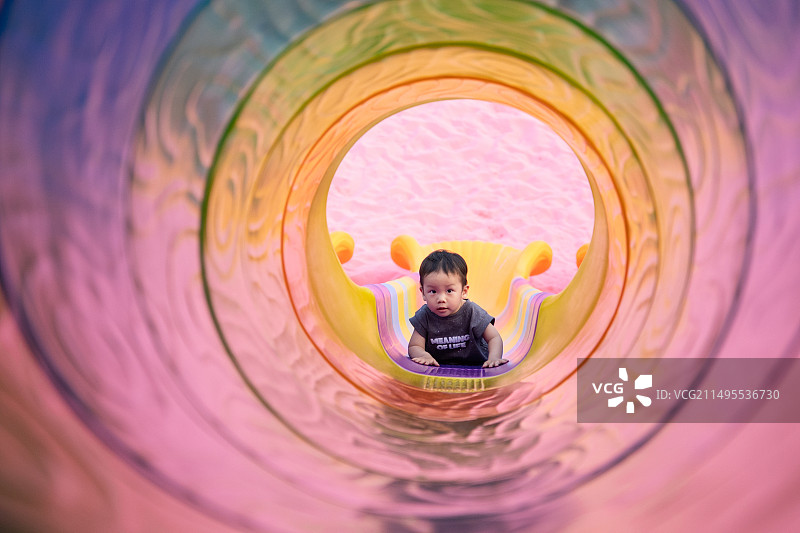 在儿童亲子乐园里玩耍的小朋友图片素材