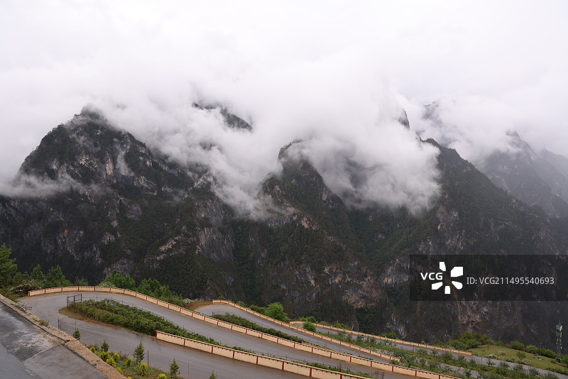 云南巴拉格宗大峡谷盘山公路和山村图片素材